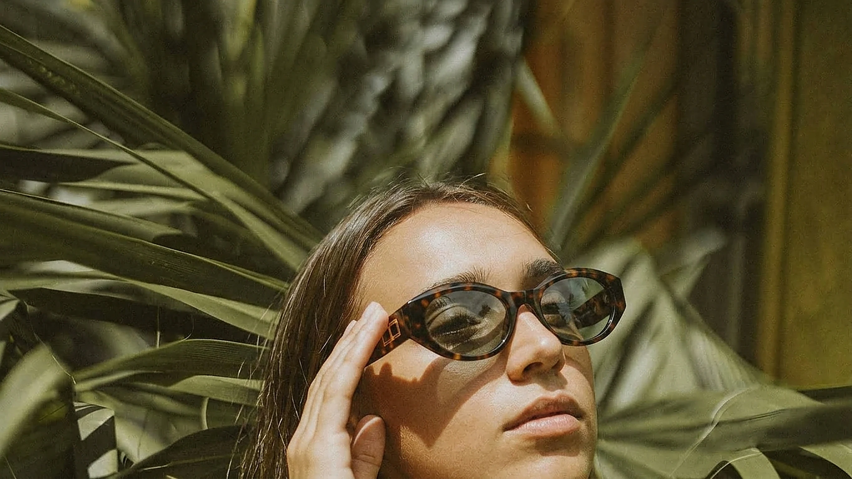 Donna con occhiali da sole Twinset tartaruga tra le palme — Stylottica Ceglie